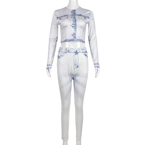 Vue détaillée de l'ensemble haut court à manches longues et pantalon avec imprimé denim