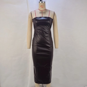 Detailansicht der schwarzen Kunstledertextur und Miedernaht am figurbetonten Kleid