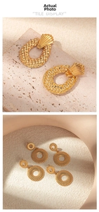 Détail de boucles d'oreilles vintage dorées avec texture coquillage et design géométrique