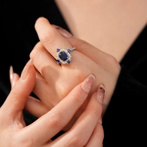 Gros plan détaillé d'une bague dentelle en argent avec zircon bleu et pierres latérales