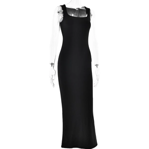 Détail de l'élégant décolleté carré et de la coupe ajustée de cette robe longue noire