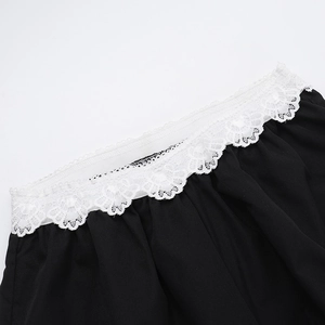 Détail de la bordure en dentelle contrastée sur la taille élastique du pantalon large