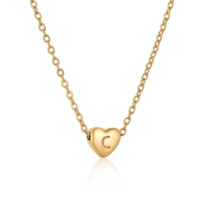 Collier cœur en acier inoxydable doré avec lettre C gravée sur fond blanc pur