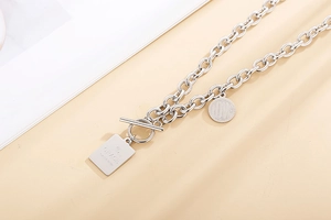 Dettaglio della collana a catena argento con ciondoli incisi GRACE e LOVE e chiusura