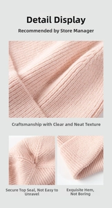Detaillierte Stricktextur und breiter Umschlag dieser weichen rosa Oversize-Mütze