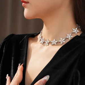 Dettaglio della collana a forma di stella scintillante con base argento e strass