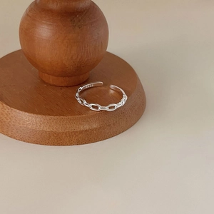 Minimalist S925 sterling silver chain link open ring displayed on a wooden stand