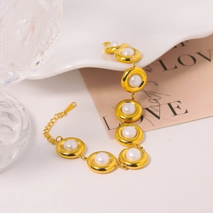 Elegant gold pearl bracelet for women with stainless steel chain in minimalist style