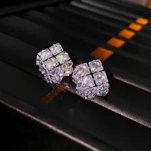 Orecchini a perno quadrati in argento S925 e zircone su base in pelle nera