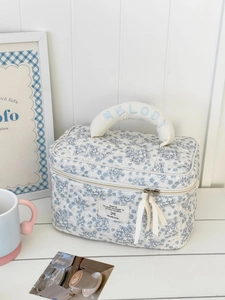 Détail de la trousse de toilette fleurie en velours côtelé avec broderie Melody