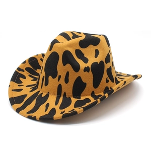 Détail d'un chapeau de cowboy à motif vache en feutre de laine épais avec bord incurvé