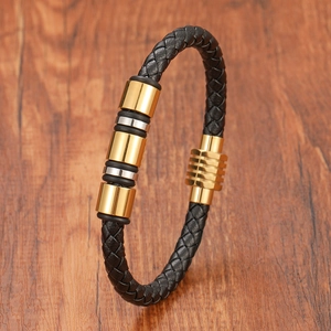 Bracelet tressé pour homme en cuir avec accents cylindriques dorés et argentés sur bois