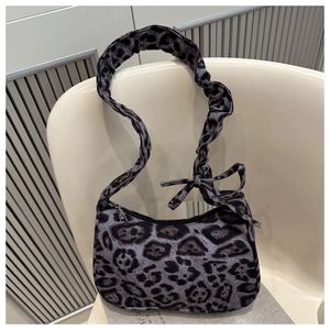 Dettaglio borsa leopardata con tracolla arricciata tipo scrunchie e un fiocco