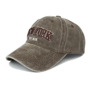 Nahaufnahme einer braunen Vintage-Baseballkappe aus gewaschener Baumwolle mit Stickerei
