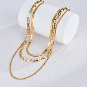 Collana a tre strati in acciaio al titanio dorato con catena a serpente e marmo