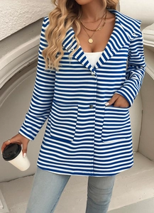 Dettaglio del cardigan a righe bianche e blu con cappuccio e grandi tasche applicate