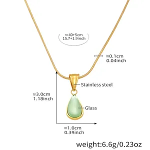Détail du collier pendentif goutte en verre avec dimensions 3,0x1,0cm et chaîne de 40+5cm