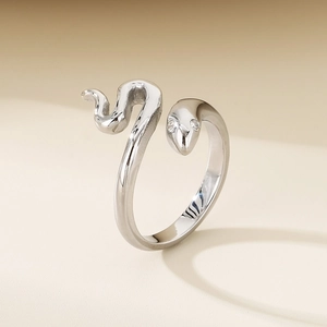 Vue détaillée de la bague serpent argentée avec des yeux en cristal et une finition polie