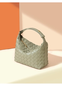 Elegante saliegroene geweven lederen schoudertas met chique handvat en rits voor dames.
