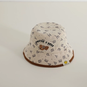 Détail du chapeau cloche enfant en velours côtelé beige avec imprimé et broderie