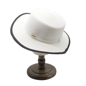 Eleganter weißer Strohhut mit flachem Kopf, schwarzem Rand und goldenem Metalldetail