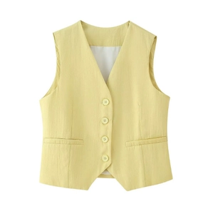 Gilet femme jaune clair col en V sans manches, fermeture à boutons sur fond blanc épuré