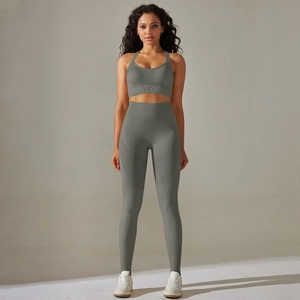 Details zum nahtlosen Salbeigrün-Yoga-Set mit High-Waist-Leggings und Sport-BH-Stoff