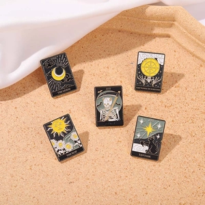 Vue détaillée de cinq épingles en émail tarot avec motifs Soleil Lune et Mort
