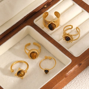 Lot de 5 bagues en acier inoxydable doré avec pierres œil de tigre dans une boîte à bijoux