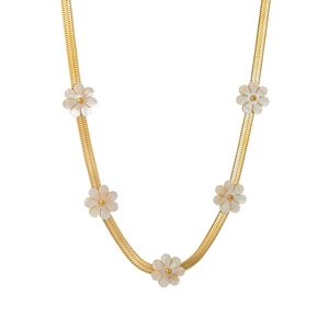Détail du collier chaîne serpent dorée avec pendentifs fleurs en nacre blanche