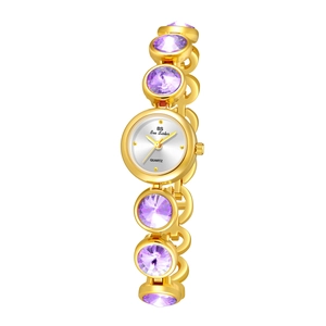 Détail de la montre à quartz pour femme en or champagne avec cristaux violets sur le bracelet