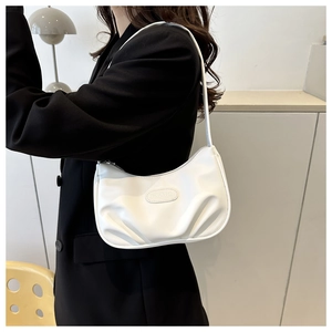 Détail du sac à bandoulière en cuir blanc plissé avec logo Fashion & Bag gravé