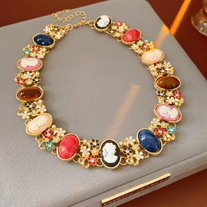Collier en résine géométrique vintage avec pendentifs en relief sur boîte à bijoux grise