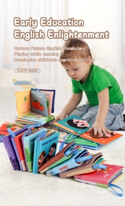 Détail d'un tout-petit jouant avec des livres en tissu éducatifs en anglais pour apprendre
