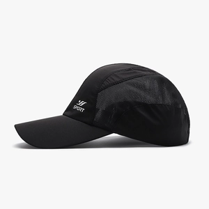 Leichte schwarze schnelltrocknende Sport-Basecap mit atmungsaktiven Mesh-Einsätzen