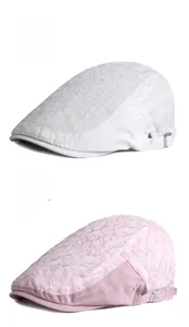 Detalle de textura de encaje floral y hebilla metálica en gorros de sol de verano