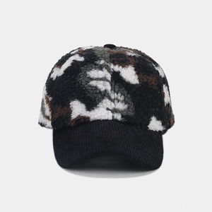 Détail du molleton camouflage et du velours côtelé noir sur la casquette d'hiver