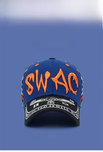 Détail de casquette en coton bleu marine avec broderie SWAG orange et damier sur le côté