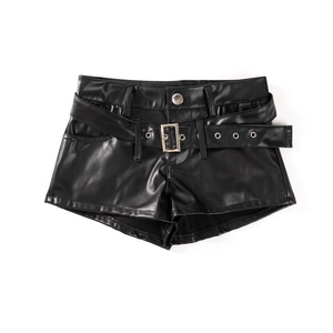 Detail der schwarzen Kunstleder-Hotpants mit breitem Gürtel und metallischer Schnalle