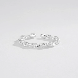 Nahaufnahme des S925 Sterling Silber Drehseil Rings mit verstellbarem offenem Band