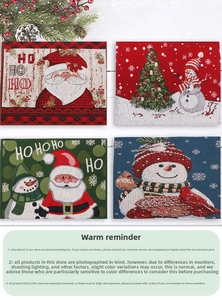 Détail de sets de table de Noël avec motifs tricotés du Père Noël et de bonshommes