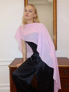 Roze chiffon poncho cape top gecombineerd met zwarte broek met wijde pijpen set
