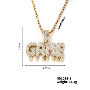 Détail du pendentif hip hop GAME doré serti de strass avec chaîne box de 60cm