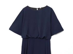 Vue détaillée d'une robe midi plissée bleu marine avec taille ajustée et coupe fluide