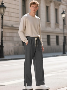 Detail der dunkelgrauen Strickhose mit Fischgrätenmuster und weißem Kordelzugbund