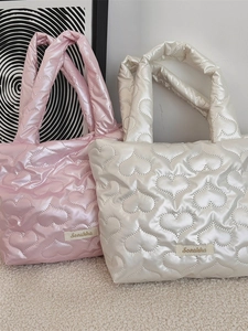 Borsa tote trapuntata a cuore in nylon lucido nei colori rosa e bianco panna
