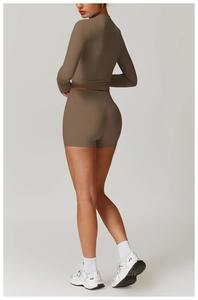 Détail de l'ensemble de yoga taupe avec short taille haute et haut à manches longues
