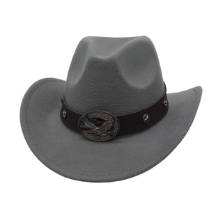Dettaglio di cappello cowboy in feltro grigio con fibbia ad aquila argentata e motivo USA
