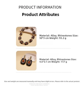 Détail du collier et des boucles d'oreilles vintage avec émail noir et cristal ambré
