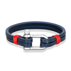 Bracciale a doppio strato in pelle blu scuro con grillo a U argento e dettagli in filo rosso